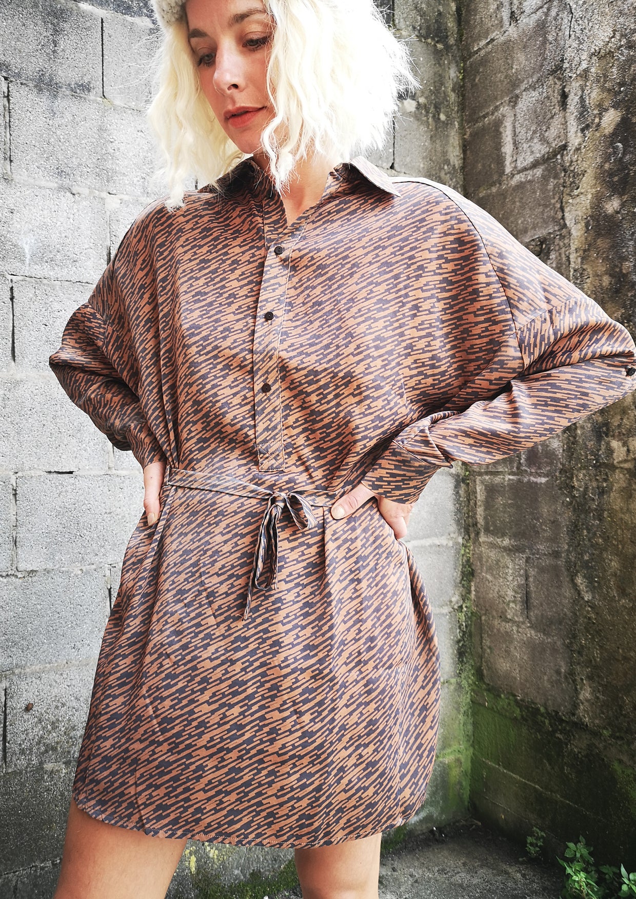 LIMITED EDITION - DRESS WITH BELT - PRINTED CUPRO grey/rust - BERENIK