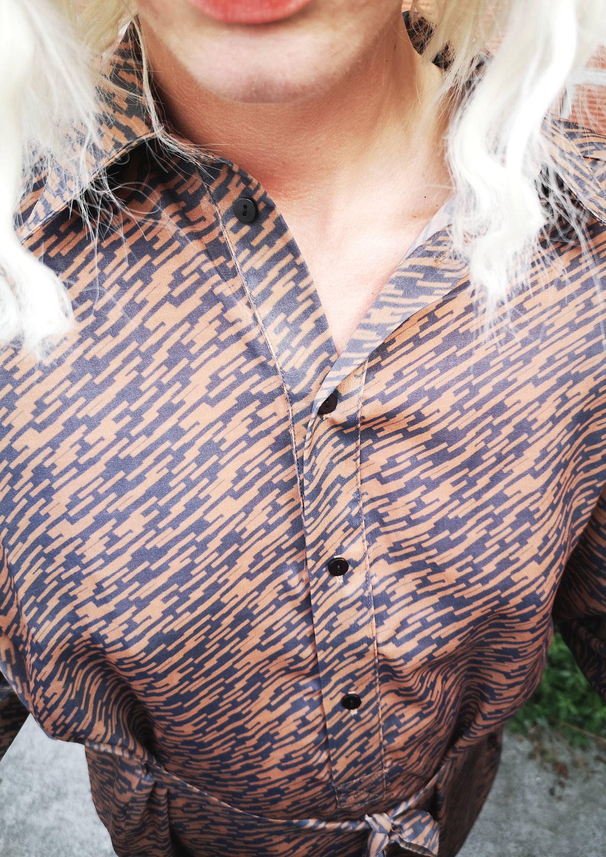 LIMITED EDITION - DRESS WITH BELT - PRINTED CUPRO grey/rust - BERENIK