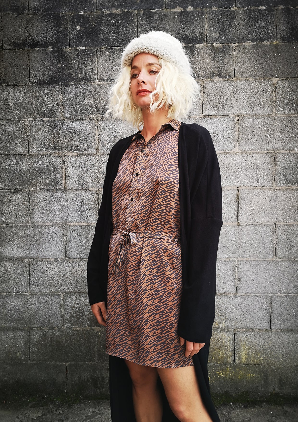 LIMITED EDITION - DRESS WITH BELT - PRINTED CUPRO grey/rust - BERENIK