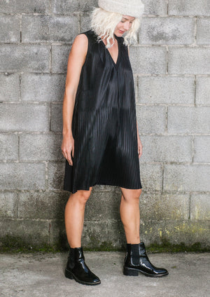 DRESS V-COLLAR SLEEVELESS - black pleated - BERENIK