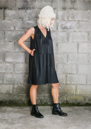 DRESS V-COLLAR SLEEVELESS - black pleated - BERENIK