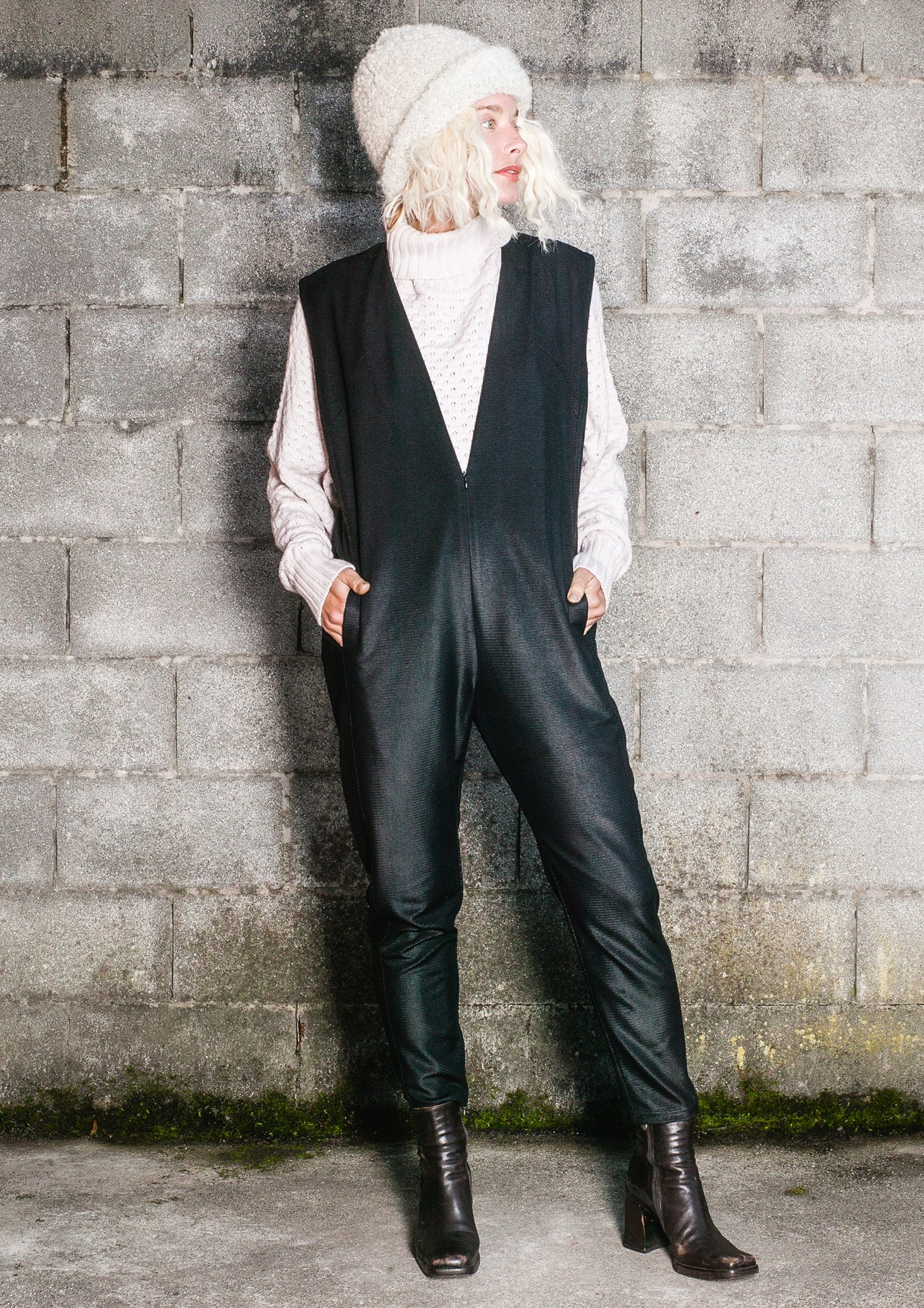 JUMPSUIT SLEEVELESS ZIP - SHINY TECHLACES black - BERENIK