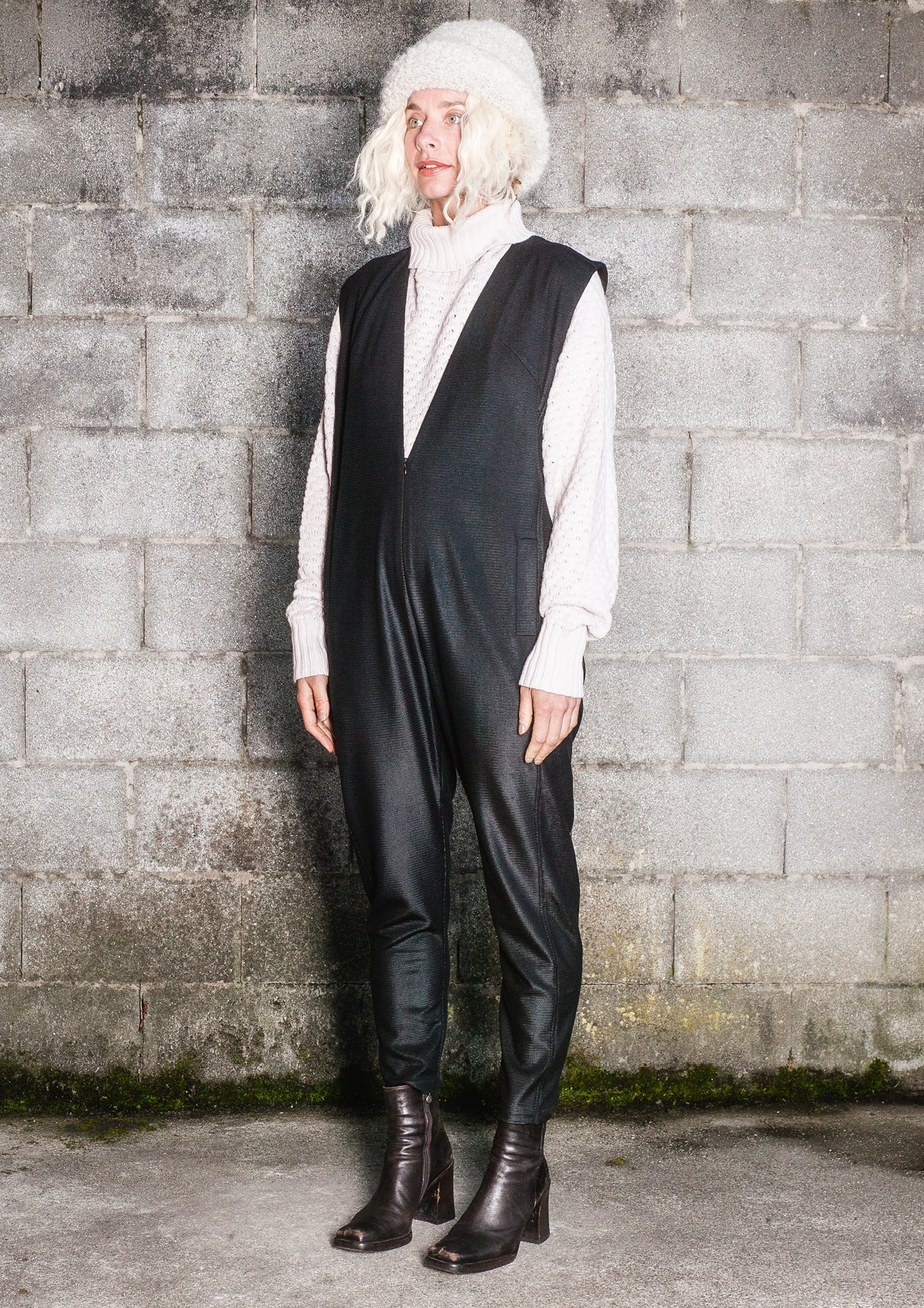 JUMPSUIT SLEEVELESS ZIP - SHINY TECHLACES black - BERENIK