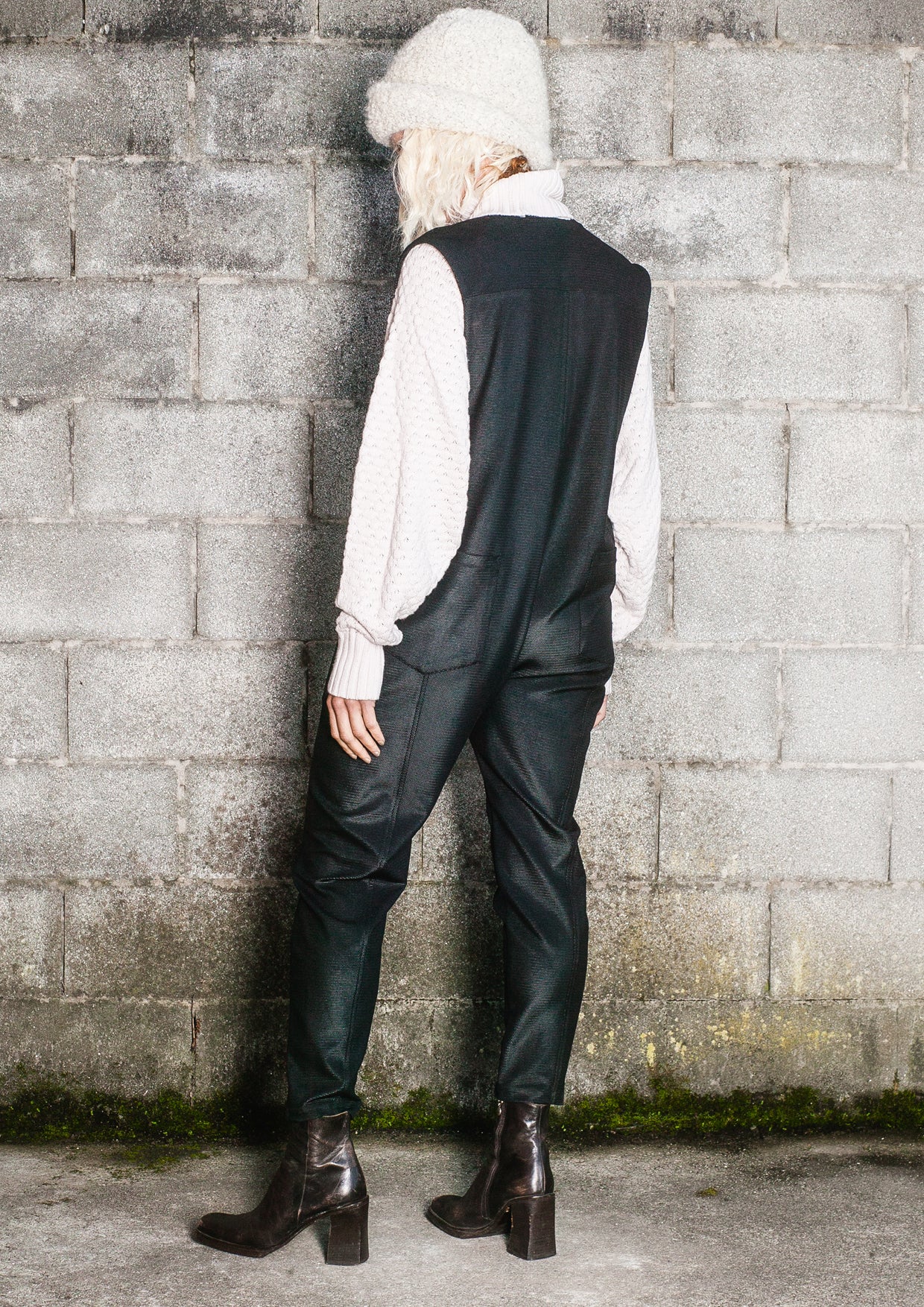 JUMPSUIT SLEEVELESS ZIP - SHINY TECHLACES black - BERENIK