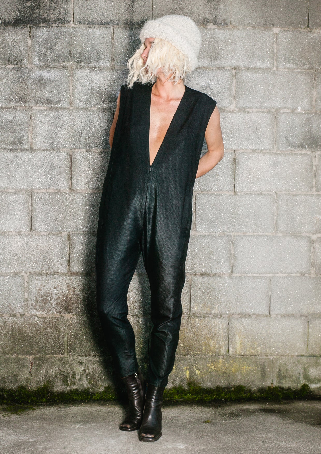 JUMPSUIT SLEEVELESS ZIP - SHINY TECHLACES black - BERENIK