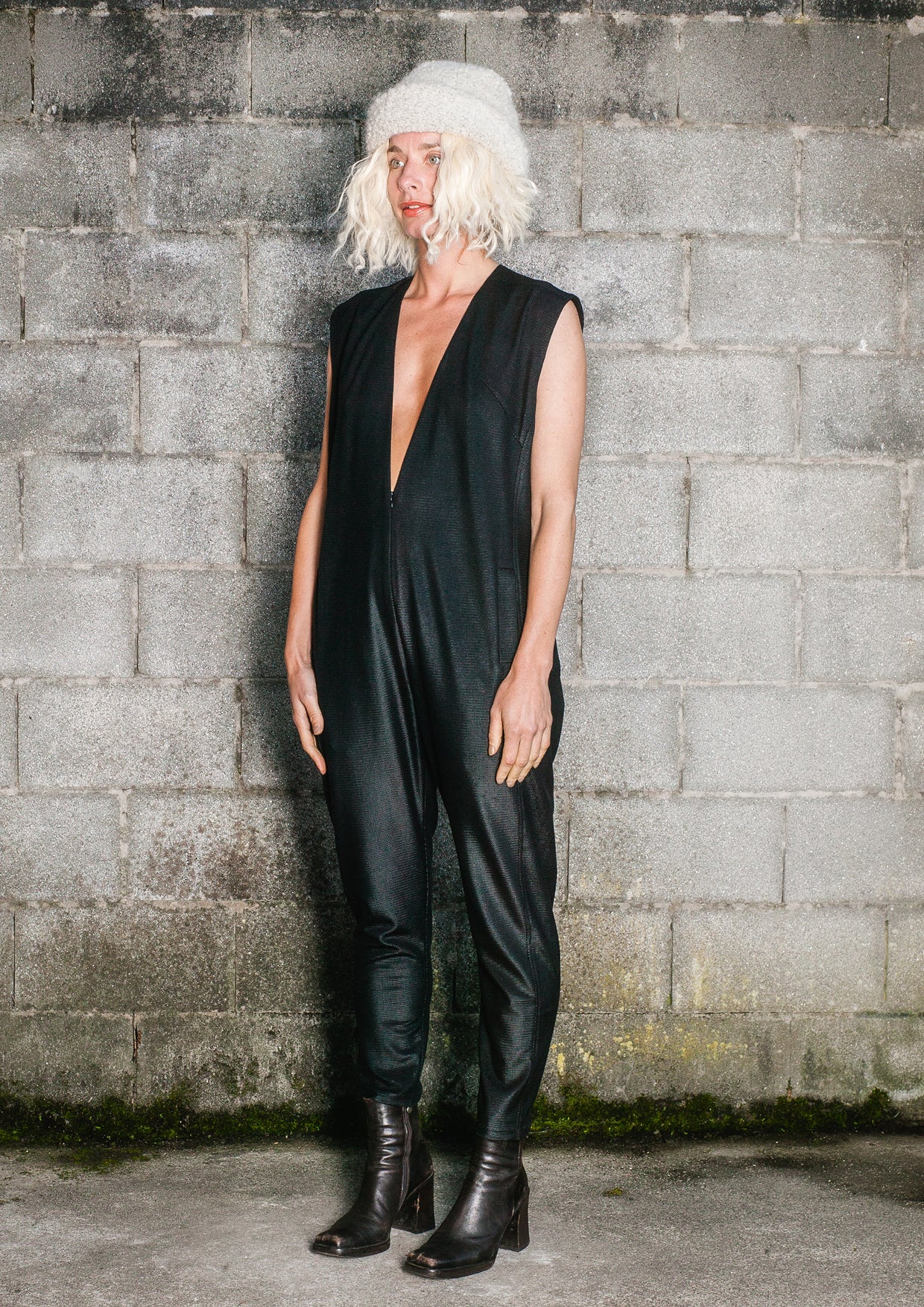 JUMPSUIT SLEEVELESS ZIP - SHINY TECHLACES black - BERENIK
