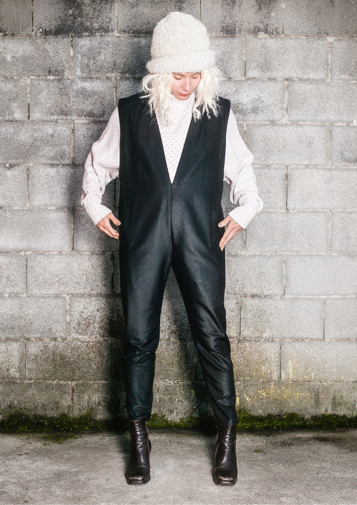 JUMPSUIT SLEEVELESS ZIP - SHINY TECHLACES black - BERENIK