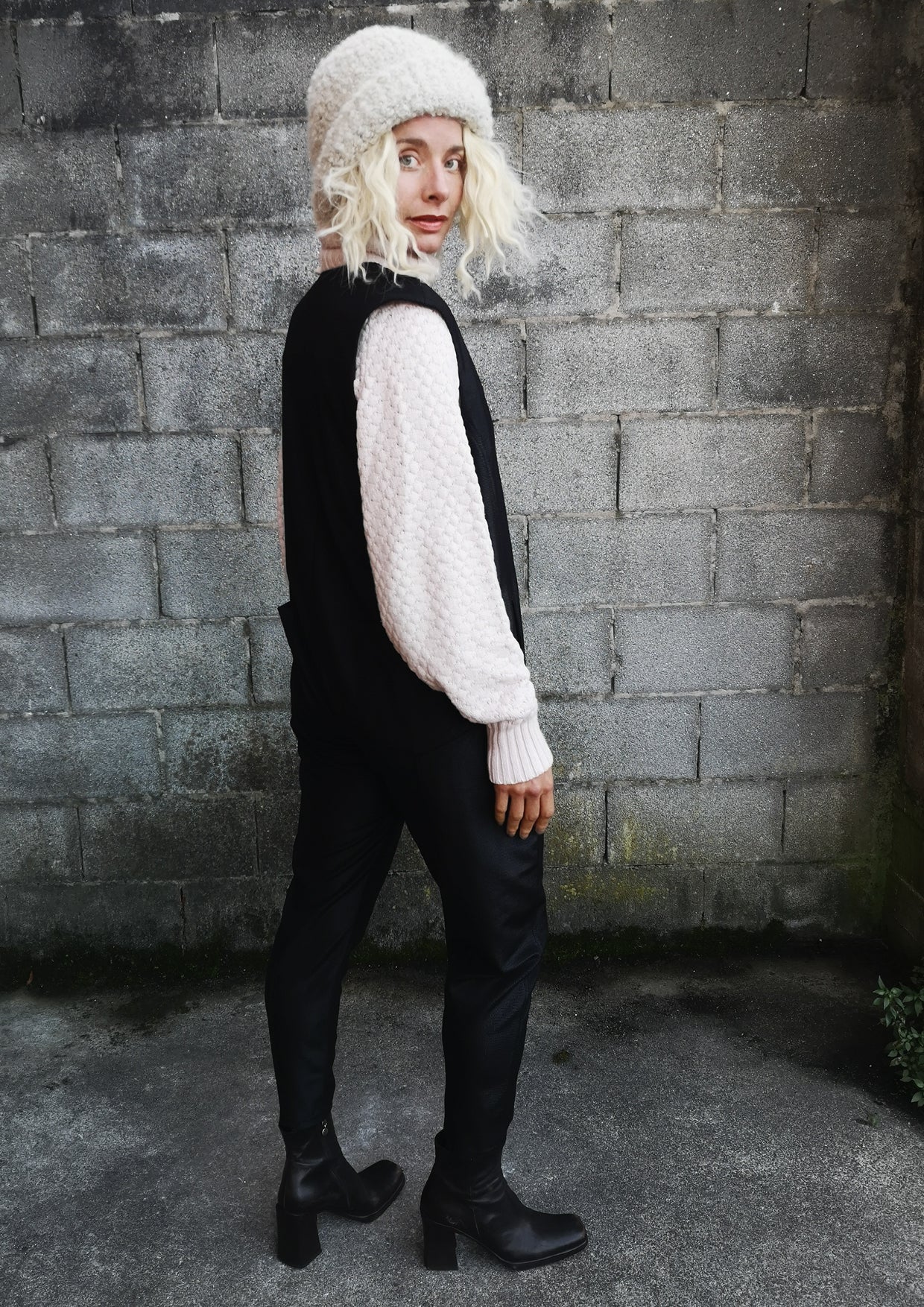 JUMPSUIT SLEEVELESS ZIP - SHINY TECHLACES black - BERENIK