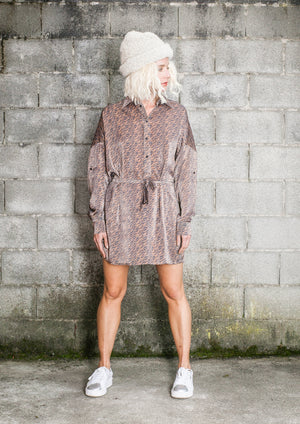 LIMITED EDITION - DRESS WITH BELT - PRINTED CUPRO grey/rust - BERENIK