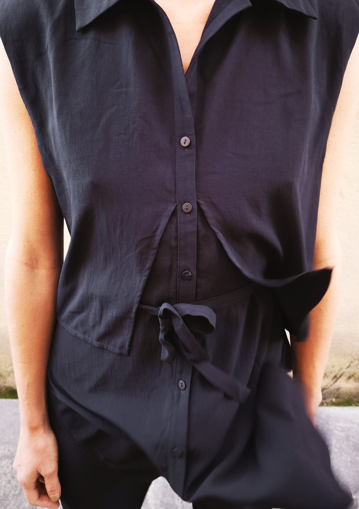 BLOUSE SLEEVELESS DOUBLE LAYER w. BELT - black - BERENIK