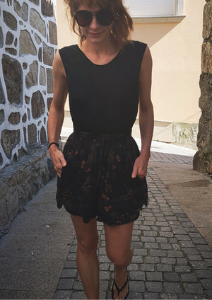 SHORTS WIDE - SILKY RAYON printed black/rust - BERENIK