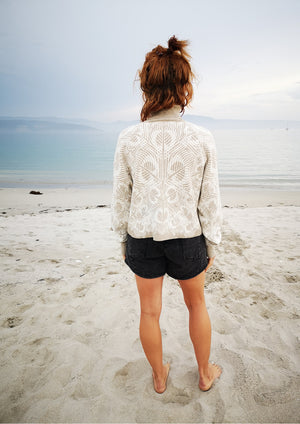 SWEATER TURTLENECK - KNIT JACQUARD beige/white - BERENIK