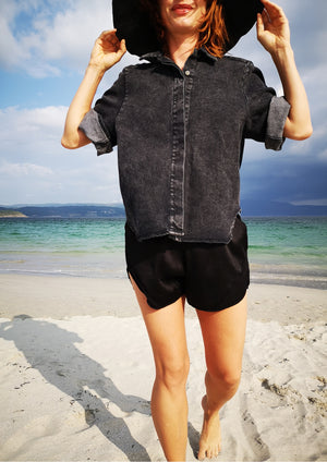 HIP DENIM BLOUSE - washed black - BERENIK