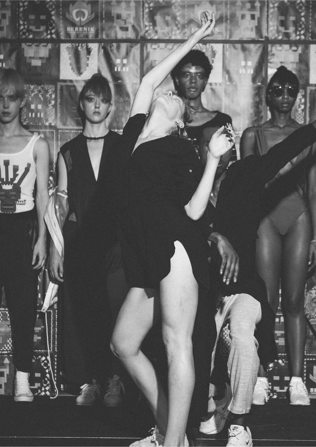 JUMPSUIT SHORT-LOOSE/BELT - black plain - BERENIK