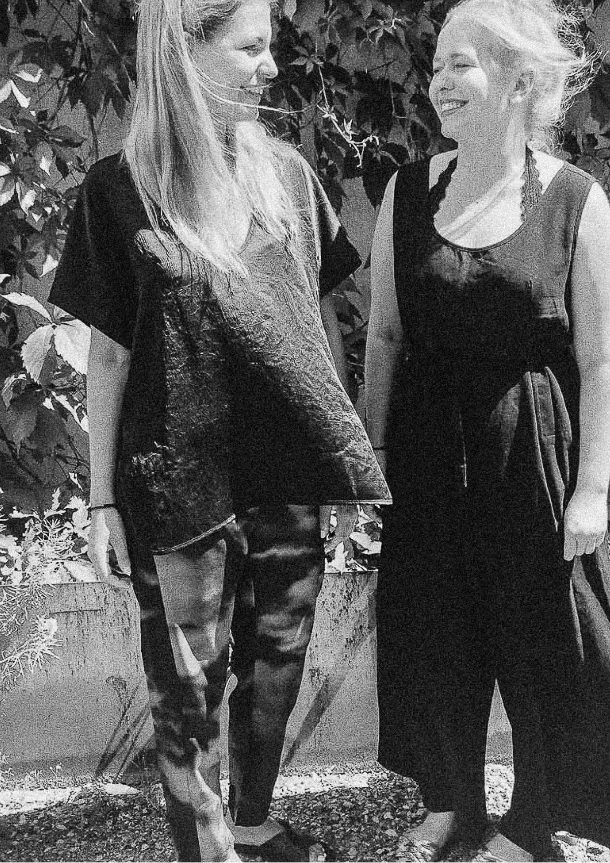 SHIRT SLEEVELESS-V-COLLAR - black shiny - BERENIK