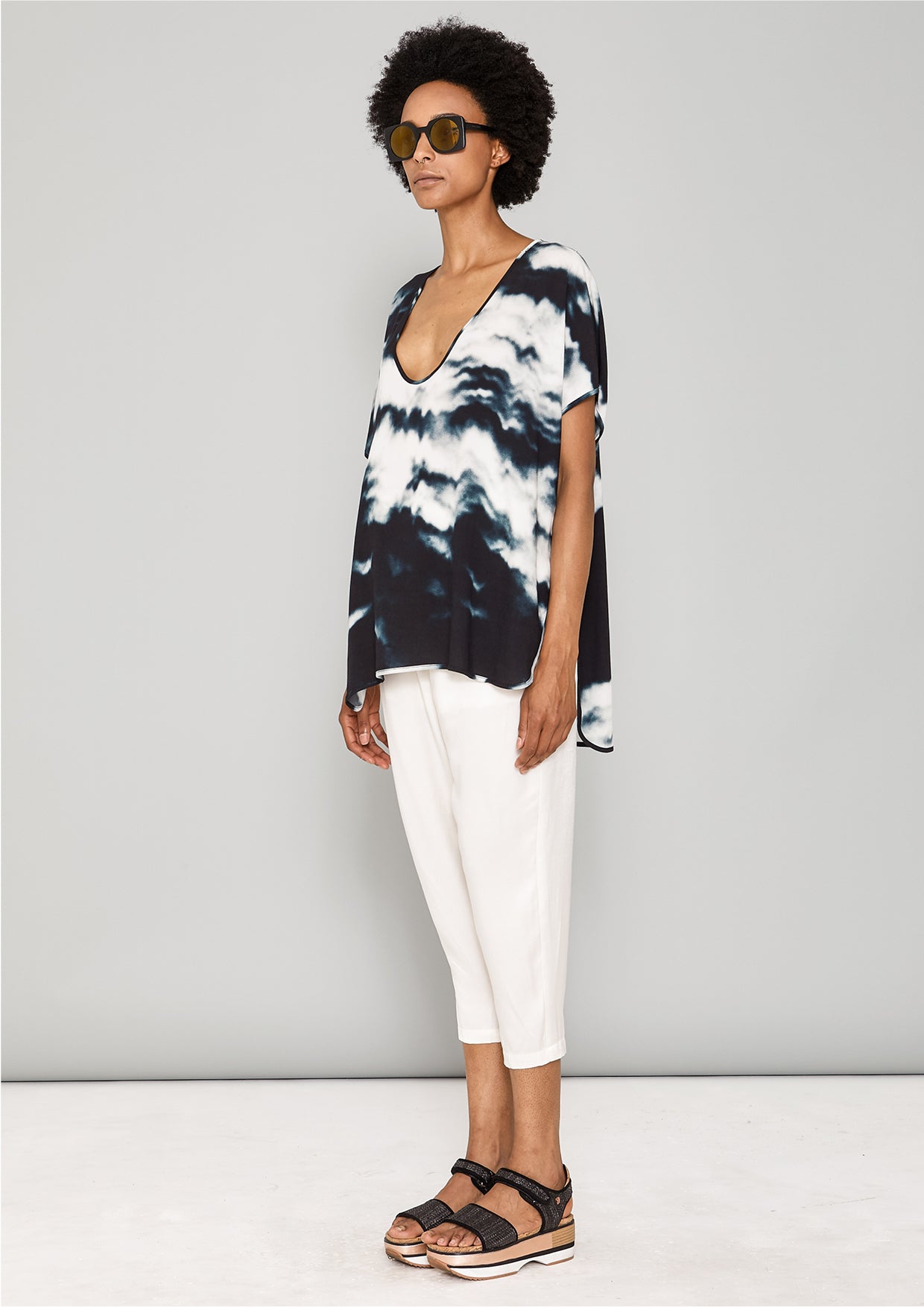 SHIRT SLEEVELESS-V-COLLAR - print black/white - BERENIK