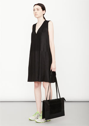 DRESS V-COLLAR SLEEVELESS - black pleated - BERENIK