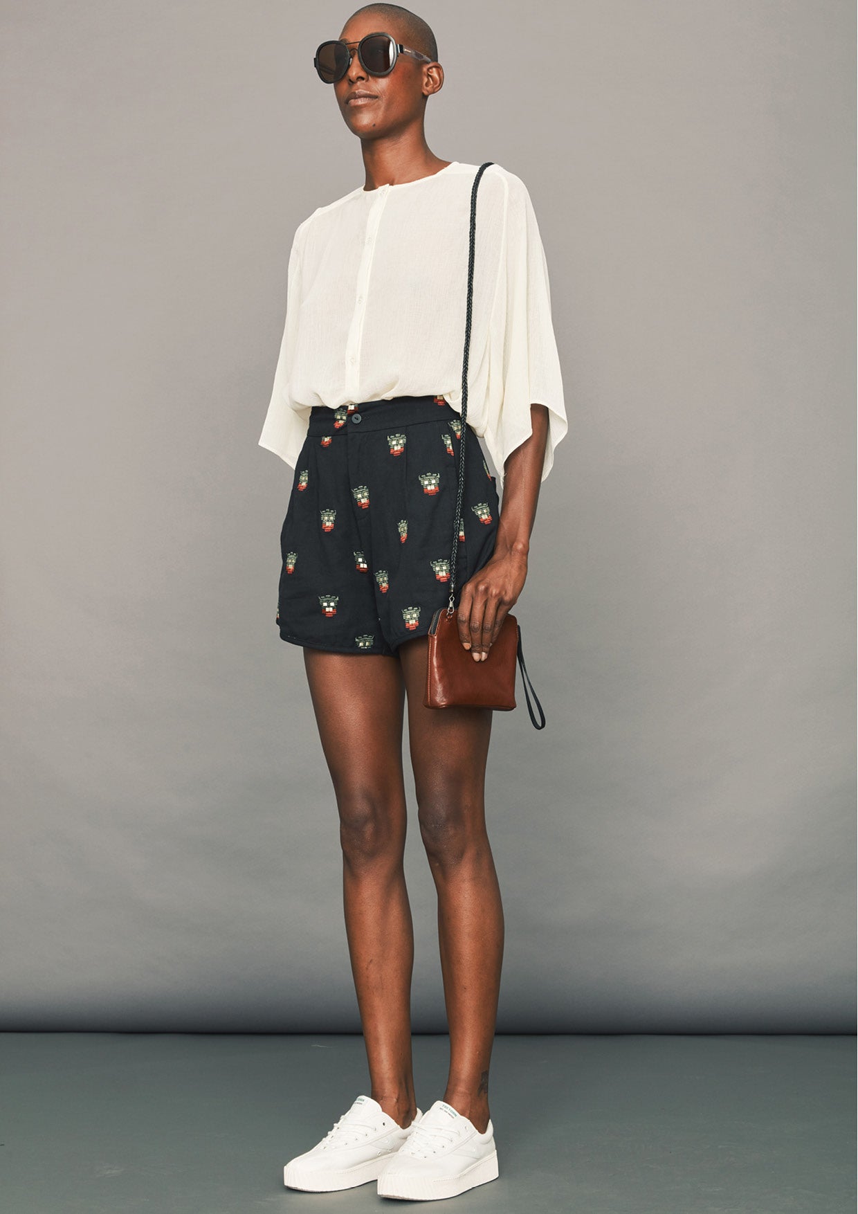 SHORTS HIGH WAIST - LINEN black with embroidery - BERENIK