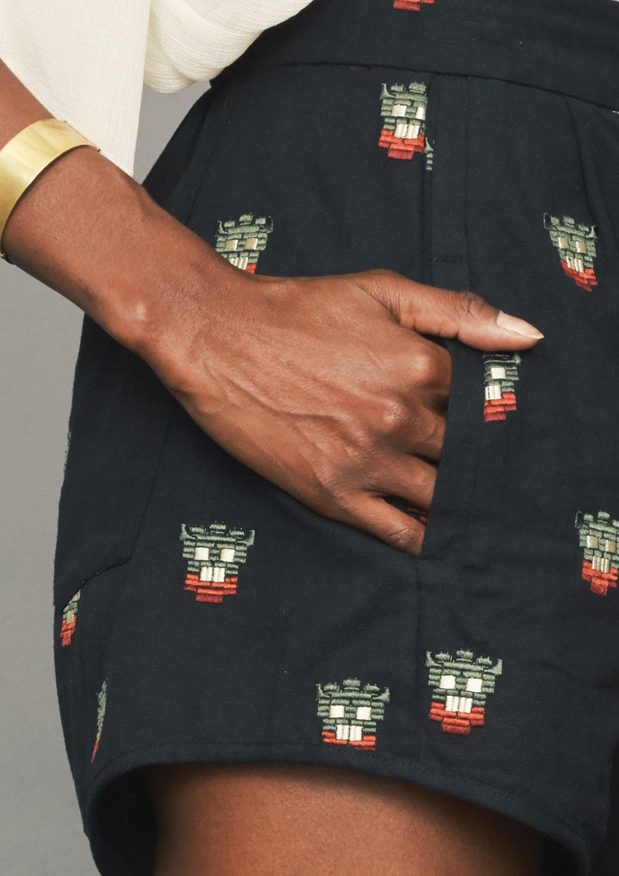 SHORTS HIGH WAIST - LINEN black with embroidery - BERENIK