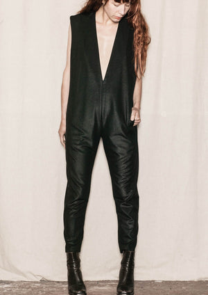 JUMPSUIT SLEEVELESS ZIP - SHINY TECHLACES black - BERENIK