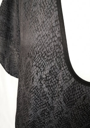 TOP SHORT SLEEVES WIDE - JACQUARD SATIN snake print black/dark grey - BERENIK