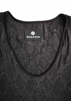 TOP SHORT SLEEVES WIDE - JACQUARD SATIN snake print black/dark grey - BERENIK