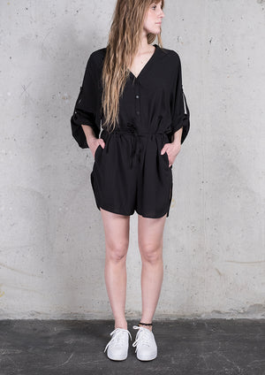 JUMPSUIT SHORT-LOOSE/BELT - black plain - BERENIK