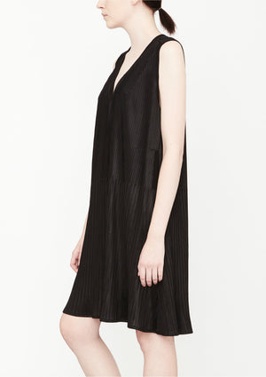 DRESS V-COLLAR SLEEVELESS - black pleated - BERENIK