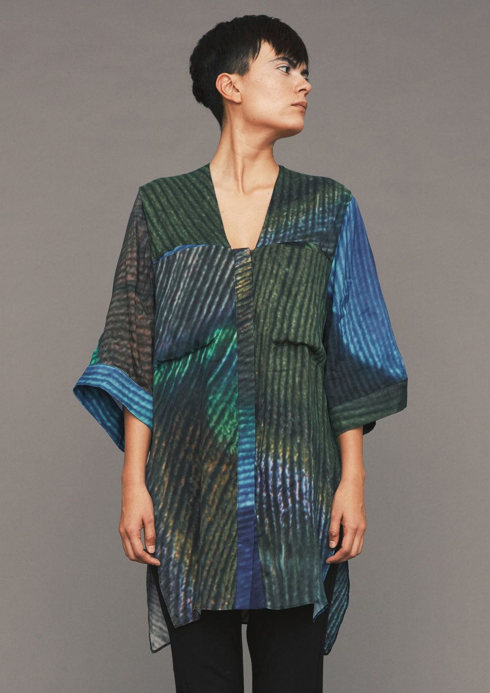 BLOUSE - POCKETS V-COLLAR - SILKY CUPRO printed peacock - BERENIK